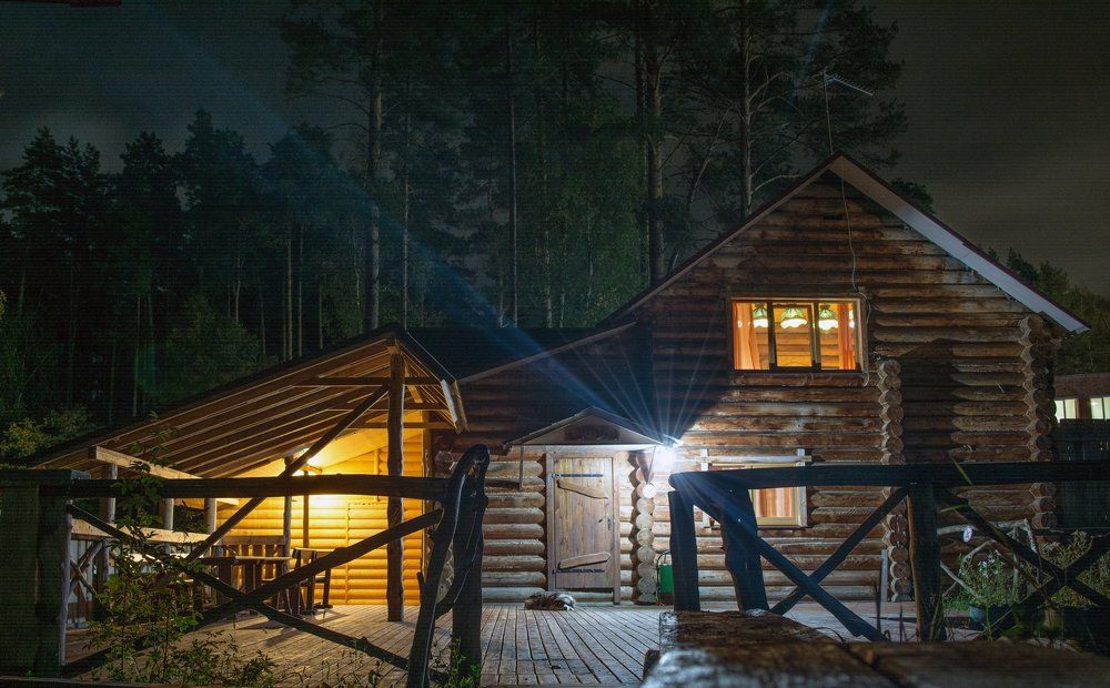 Кто-то отдыхает внутри...а кто-то тоскует снаружи.