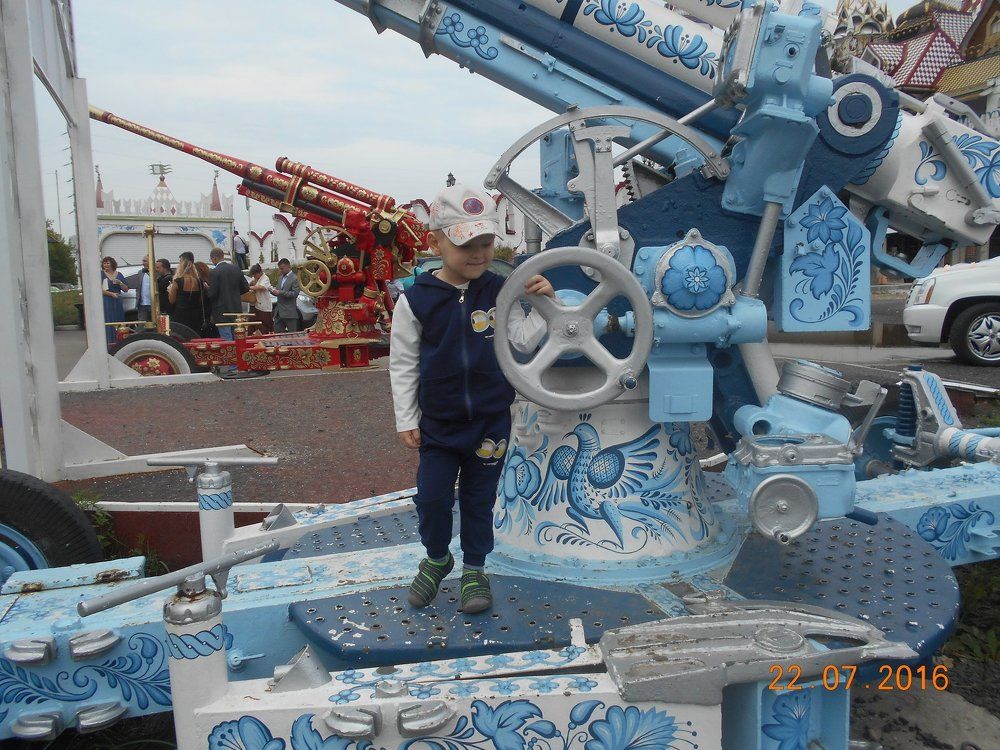 ПЕРЕД ИЗМАЙЛОВСКИМ КРЕМЛЕМ