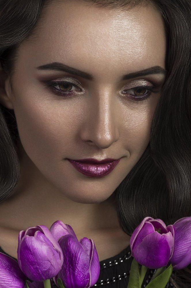 Девушка с тюльпанами