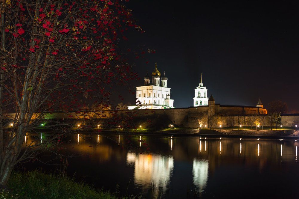 Тройцкий собор в ночи