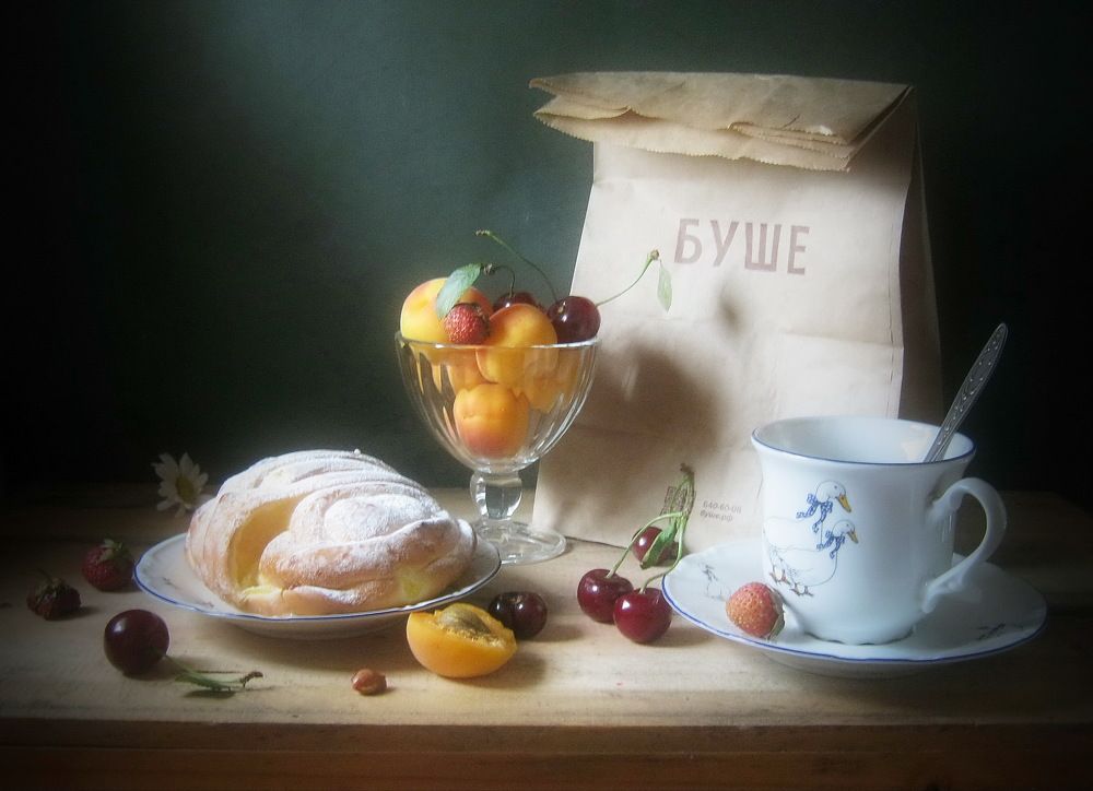 С булочкой и фруктами