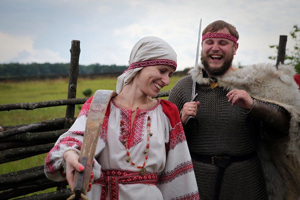 За околицей.