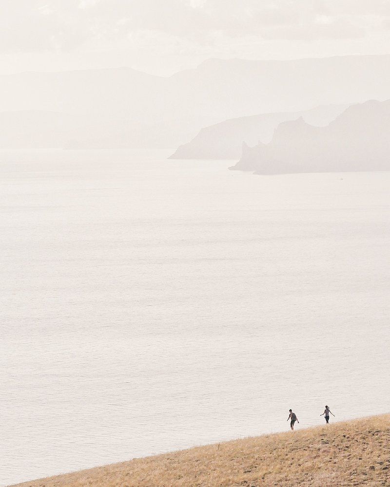 Двое. Горы. Море. Крым.