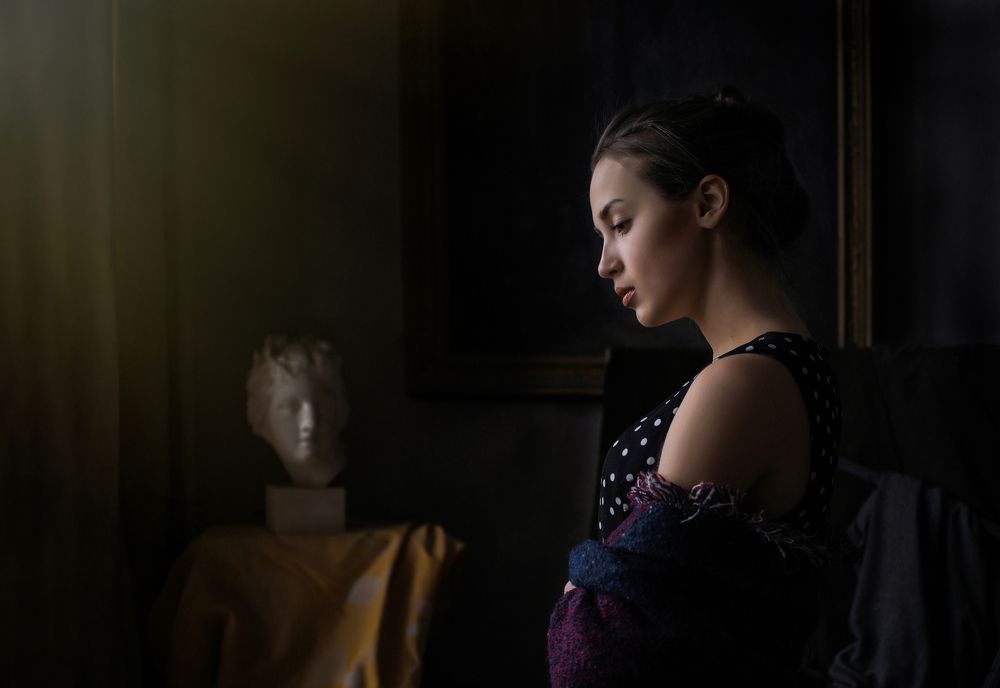 Свет такой таинственный, Словно для единственной - Той, в которой тот же свет И которой в мире нет.