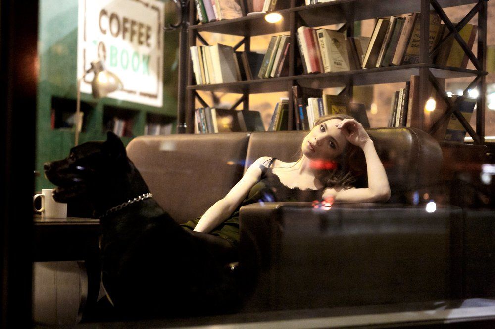 за кружкой кофе