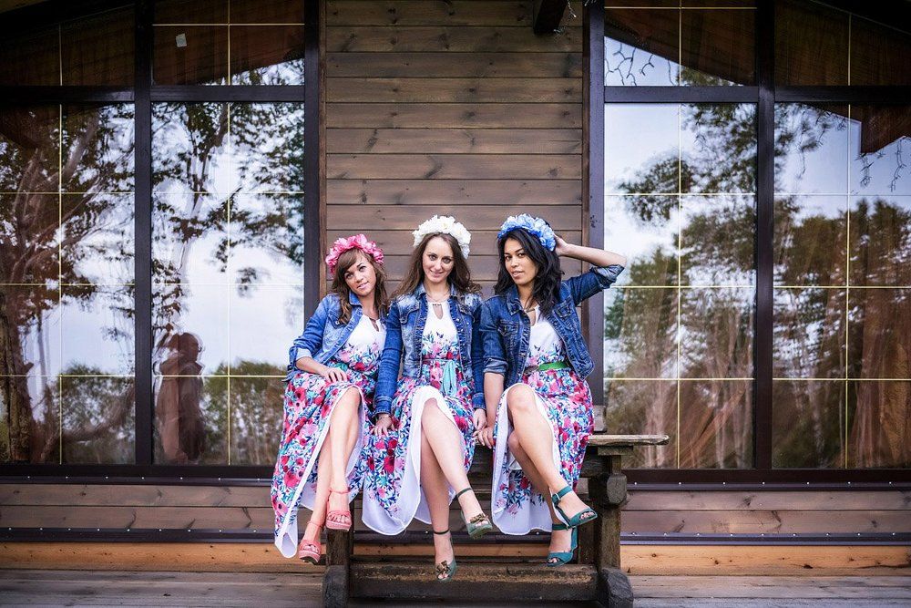 Сидят девчонки, сидят в сторонке...