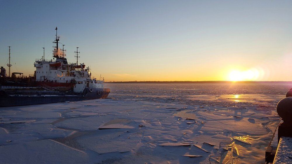 Скованный льдом