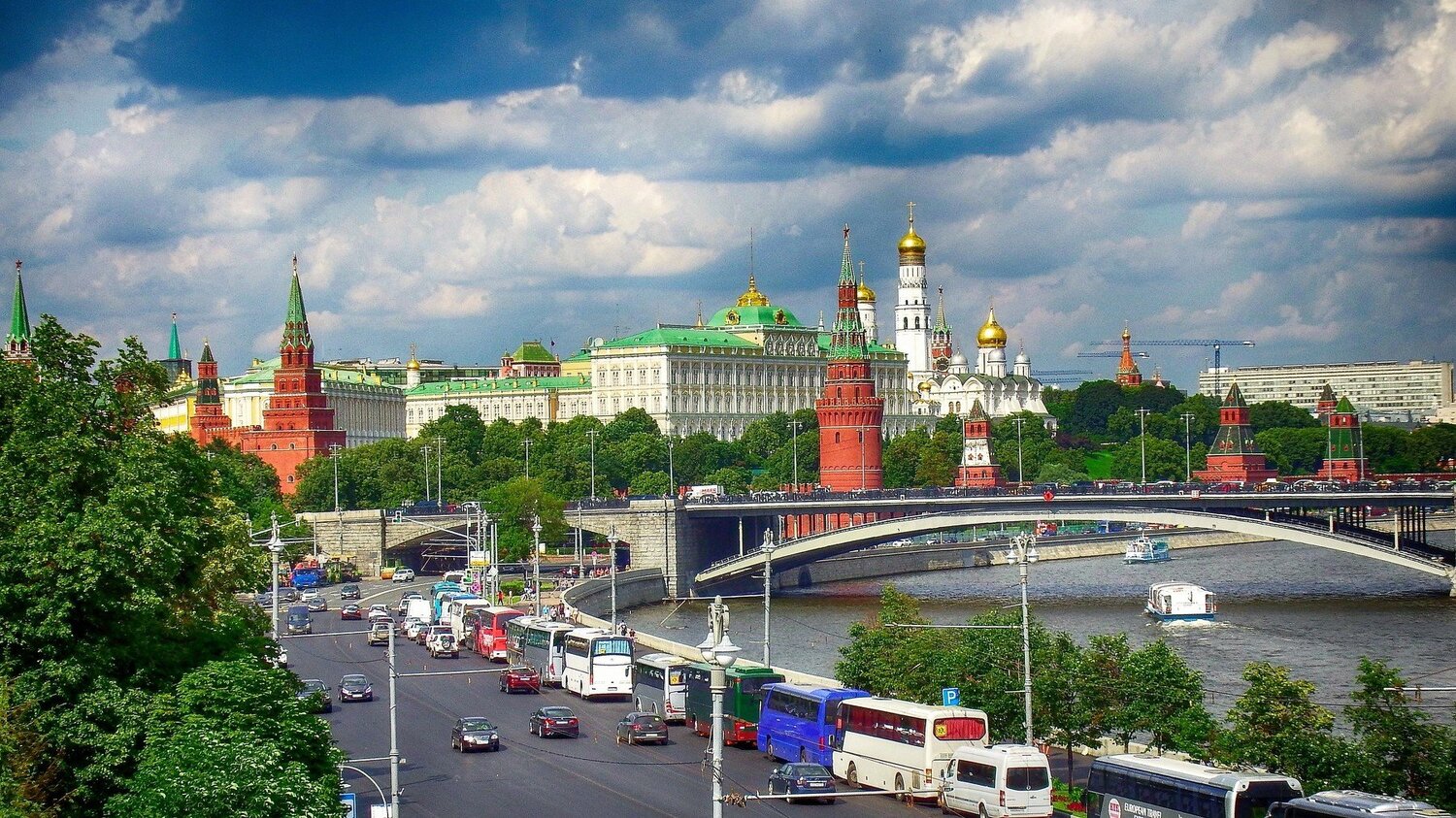 Москвы дыхание ловлю.