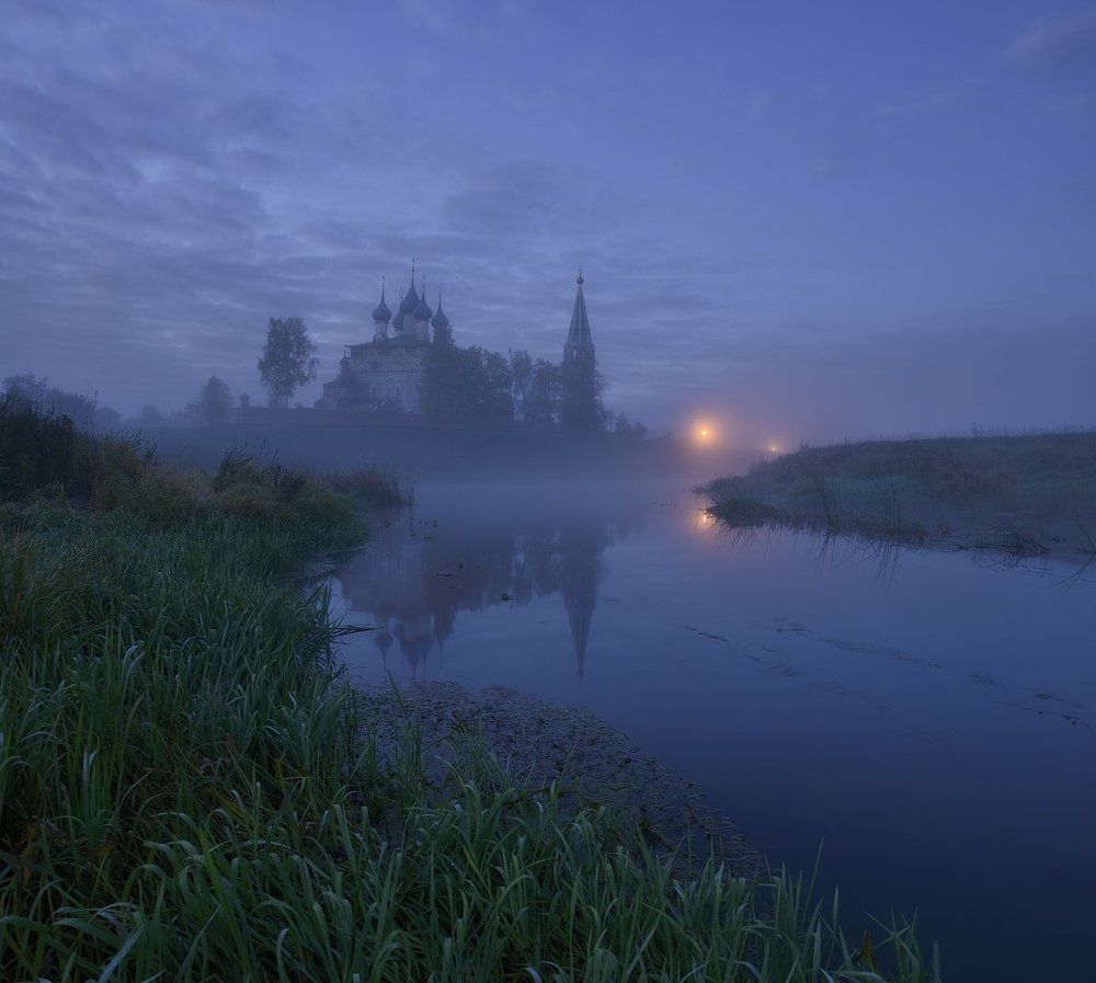 Сумерки у стен бывшего Благовещенского монастыря в Дунилове