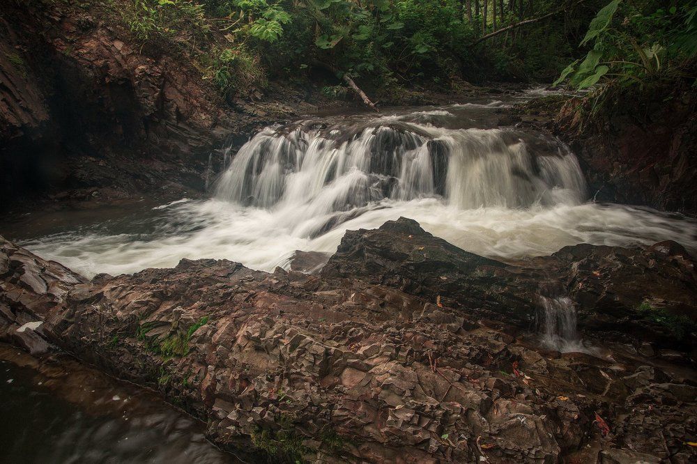 Водопад на горной реке