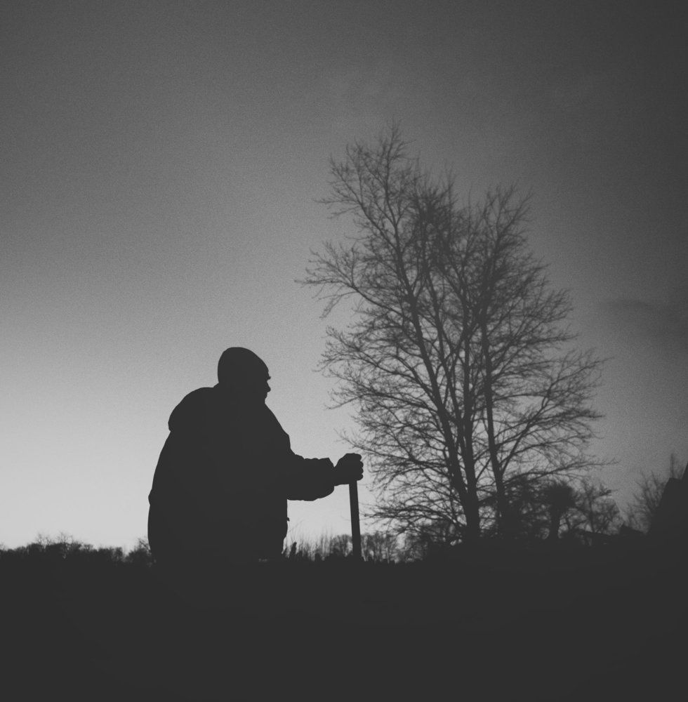 Монохромный силуэт одинокого человека.