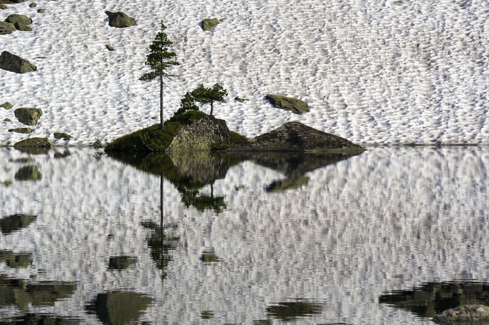Природный калейдоскоп.( Ергаки. Каменный остров на озере Художников)