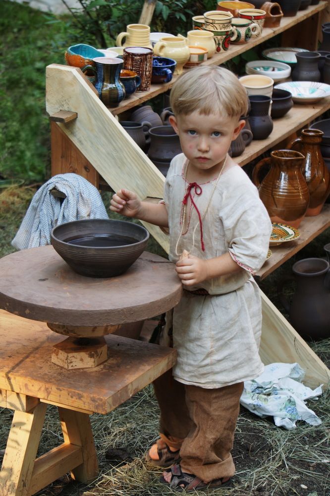 Продавец керамики.