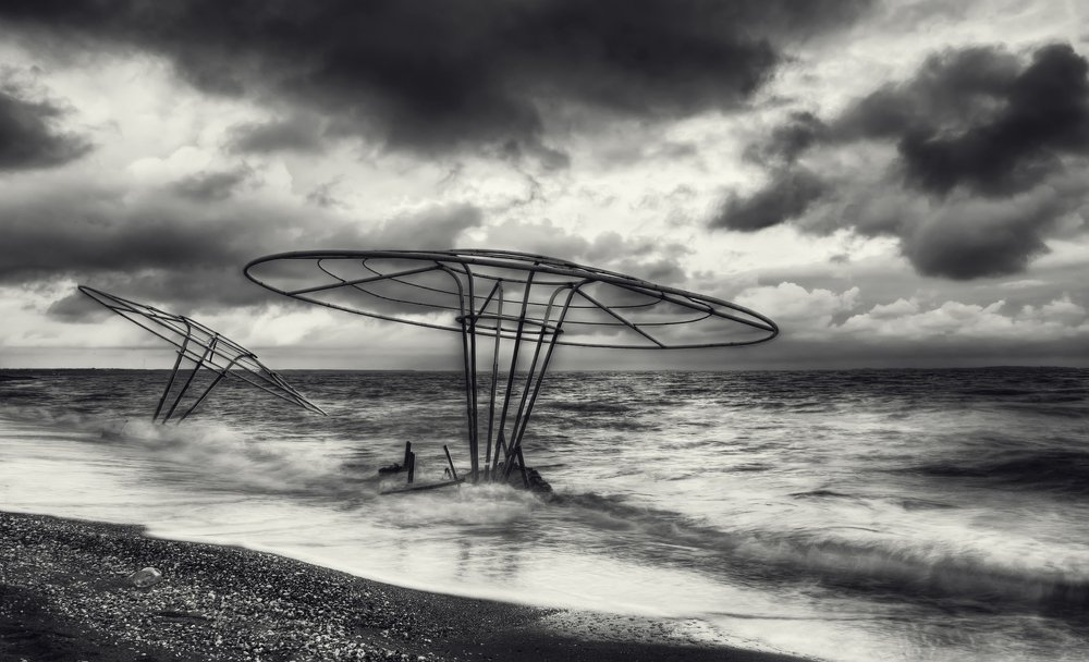 На одичавшем пляже.