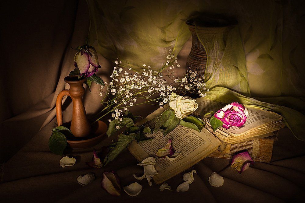 Натюрморт со старыми книгами