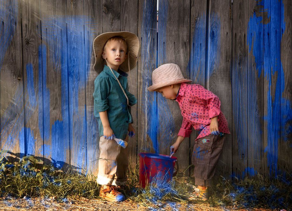 Том Сойер и Гекк Финн красят забор