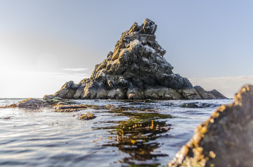 Скала и море