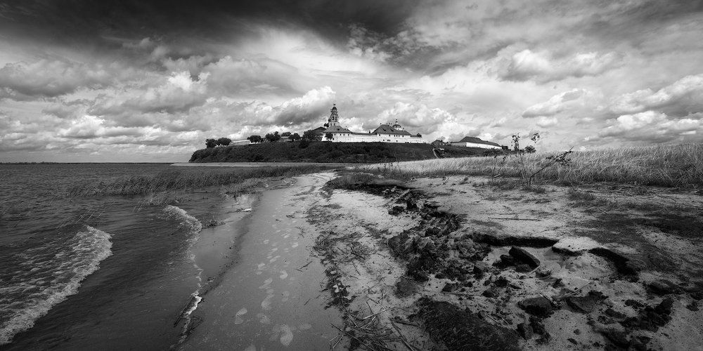 На острове Буяне