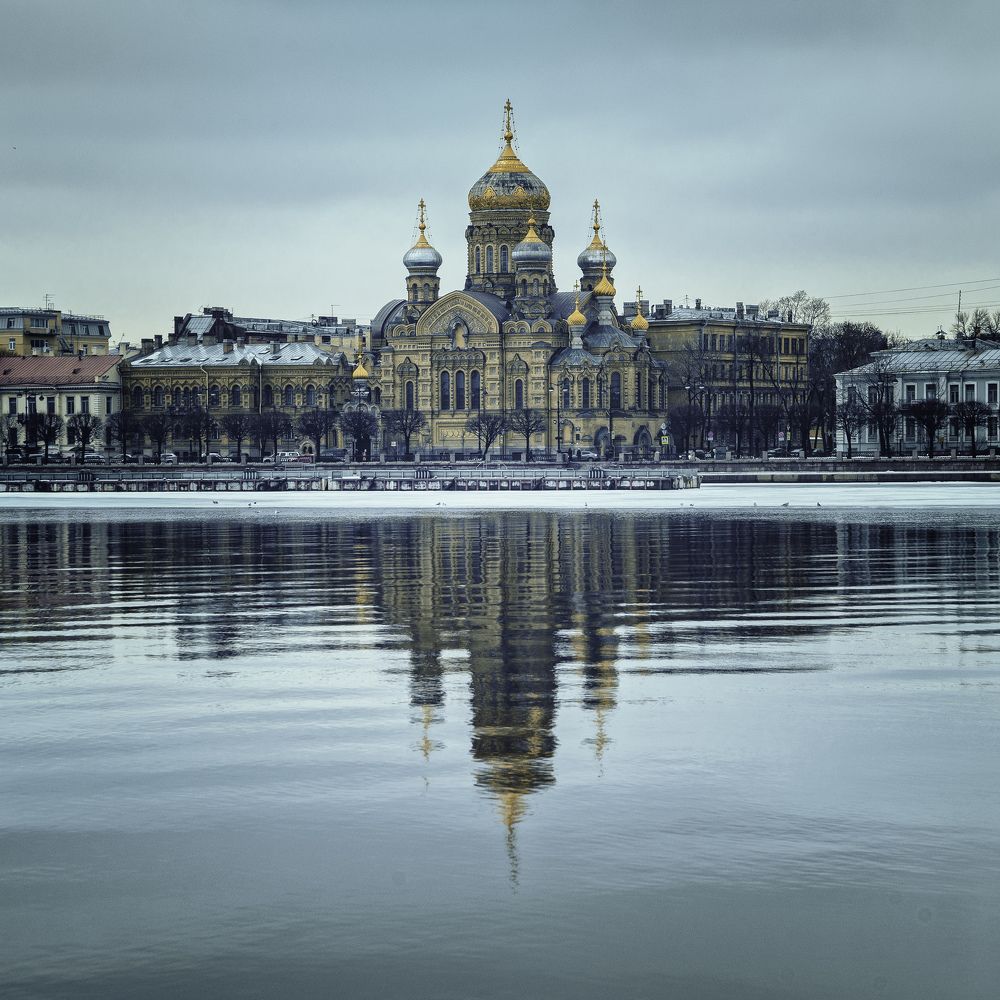 В город на Неве пришла весна...