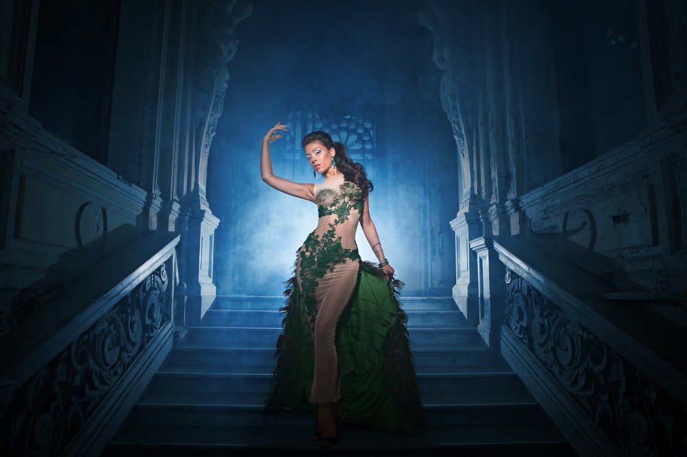 Загадочная на ступенях дворца..