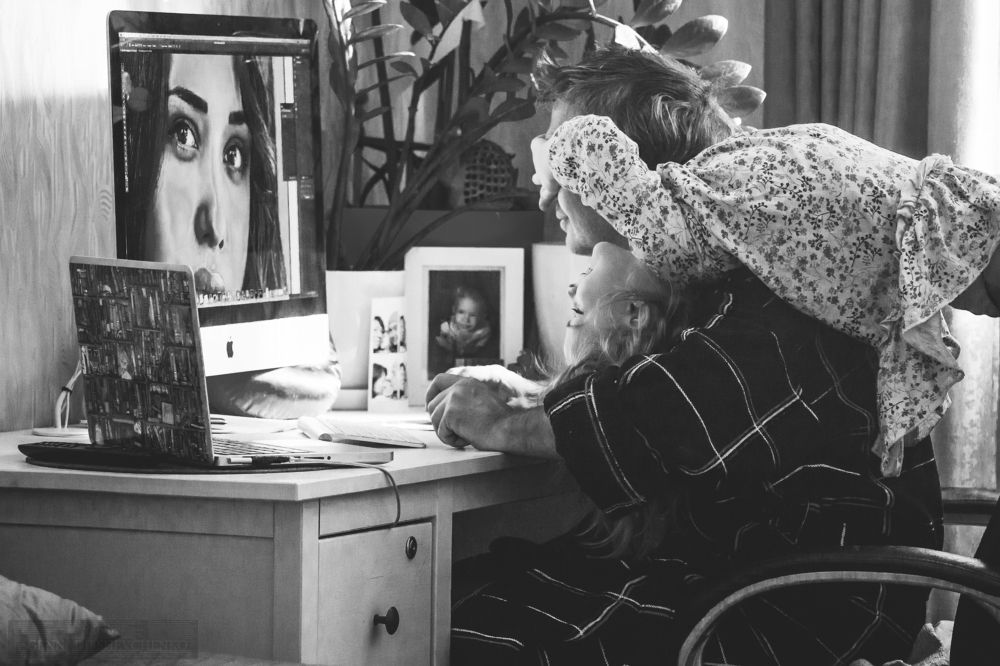 Помощница или папа не смотри на других тетей..