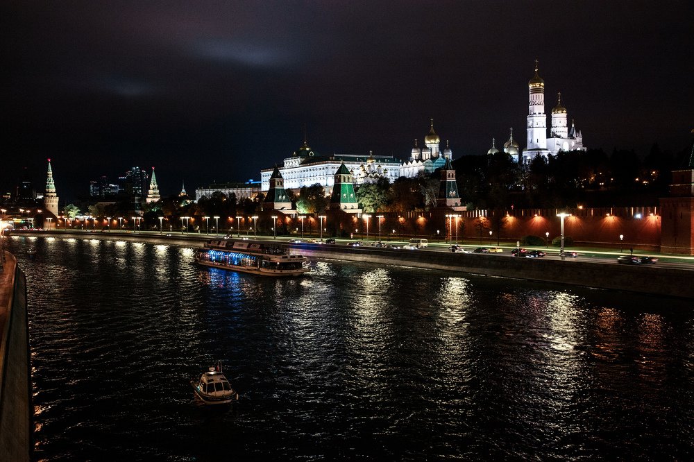 Ночь. Москва. Осень.