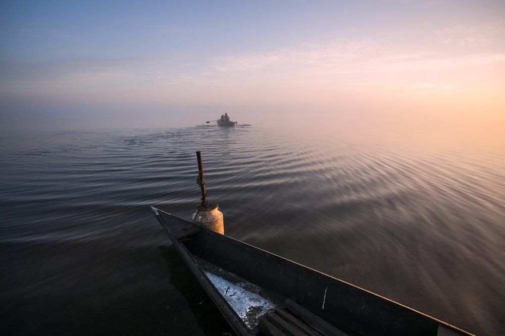 Рассвет над озером