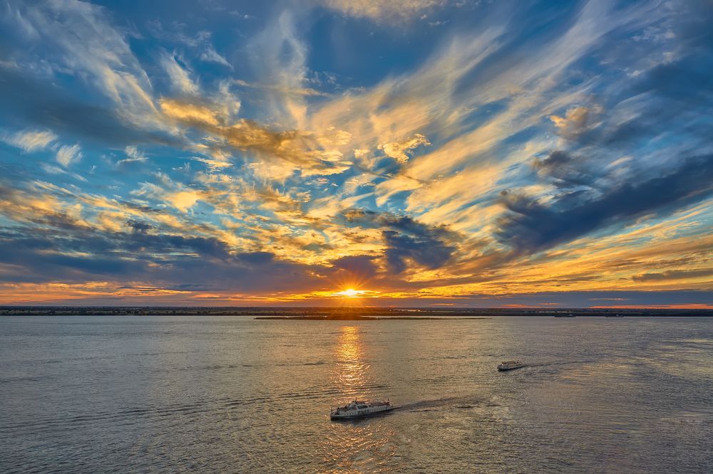 На речном просторе