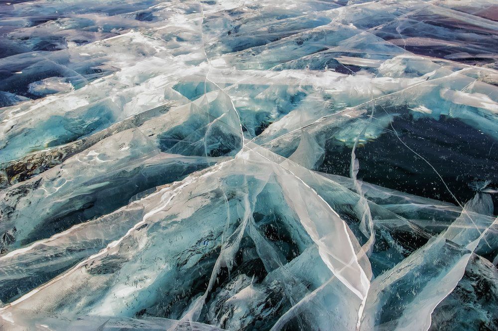 Зимний лед озера "Байкал"