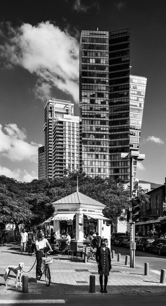 Город идёт.