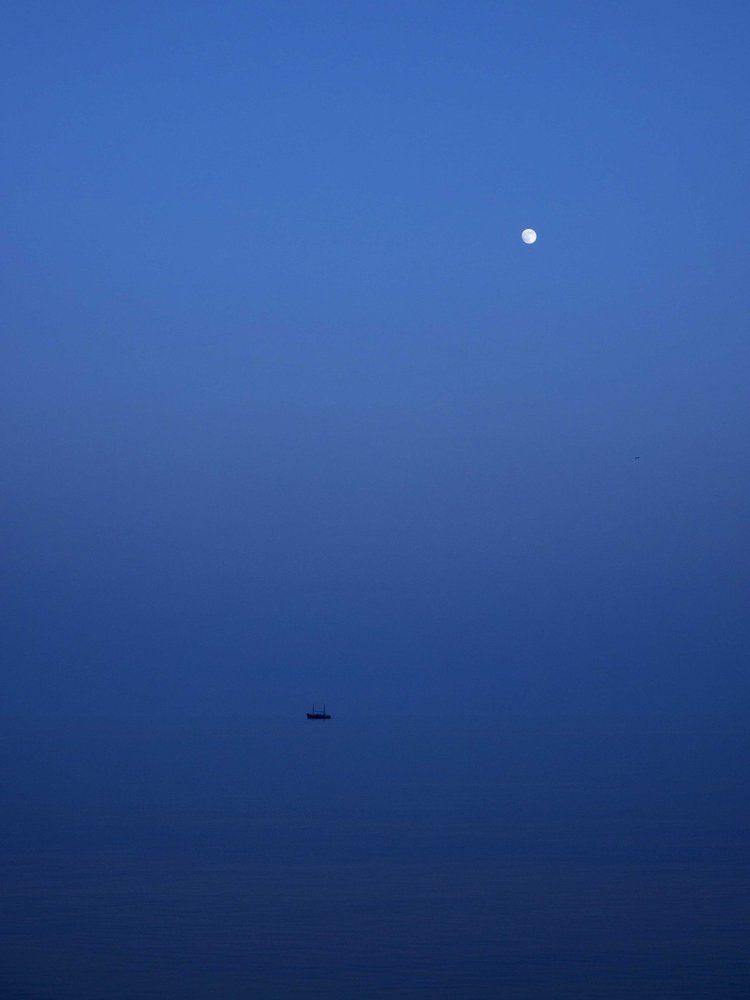 даль туманится