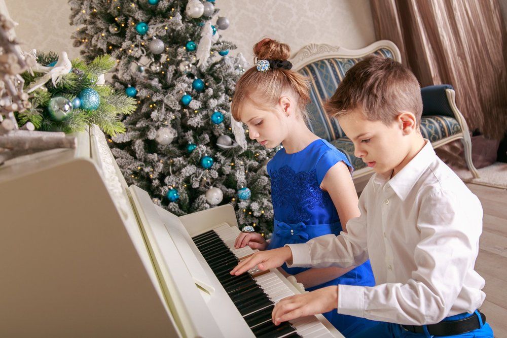 Зима играет на фортепиано.