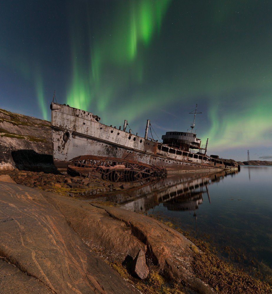 Погибающие суда Кольского залива, укутанные Северным сиянием
