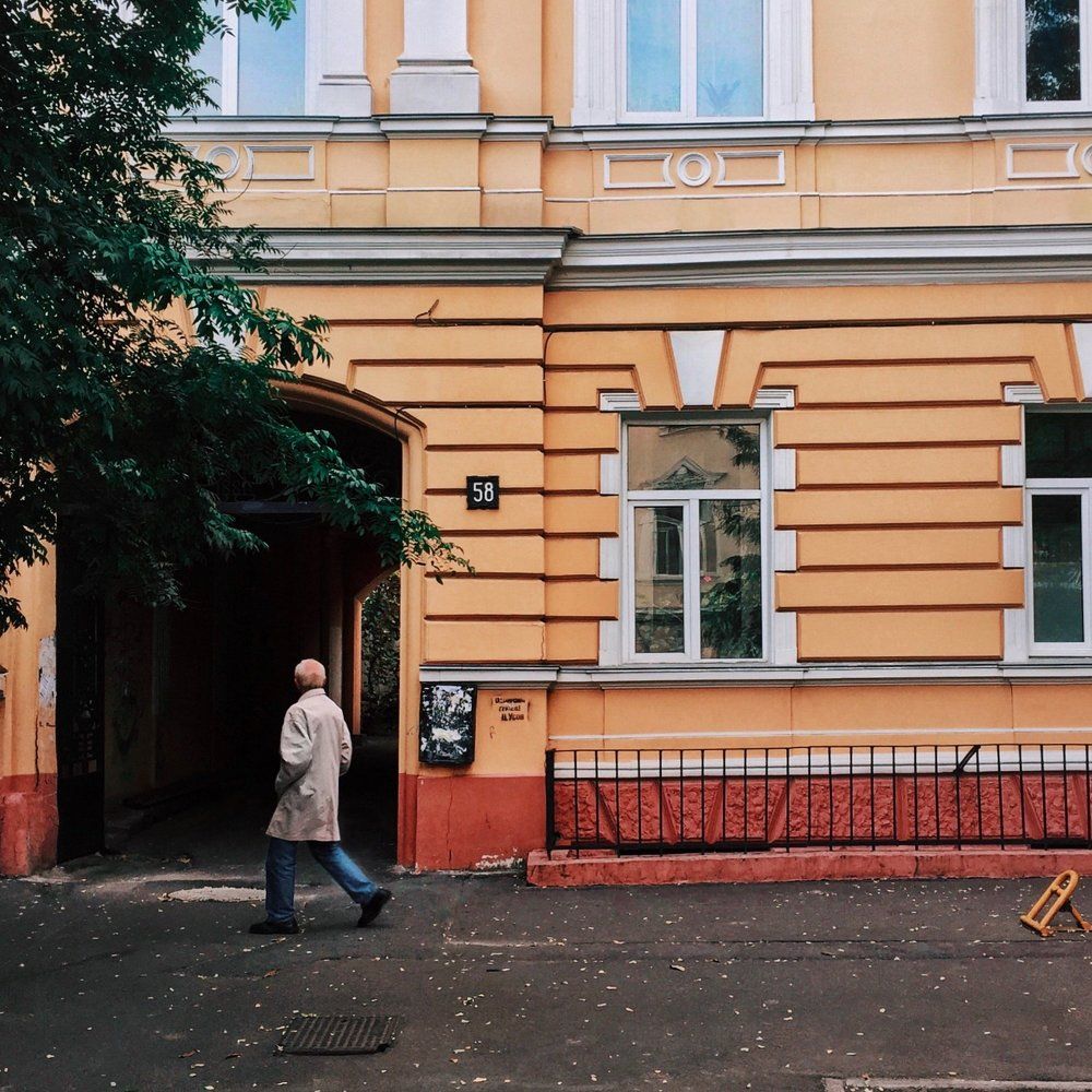 За углом.