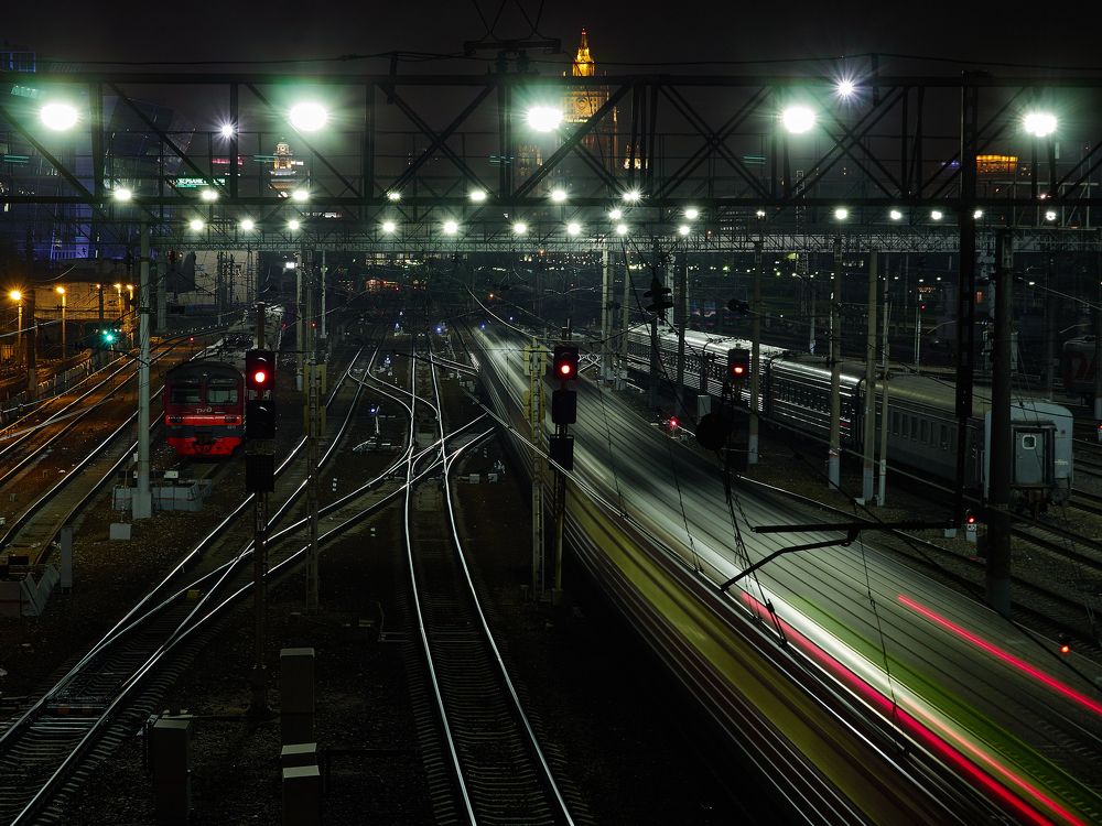 на первый путь прибывает