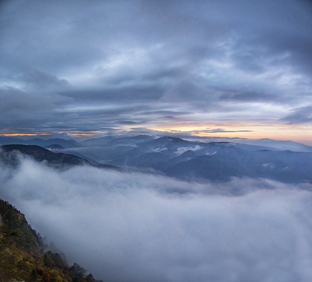 Sunset above the autumn fog