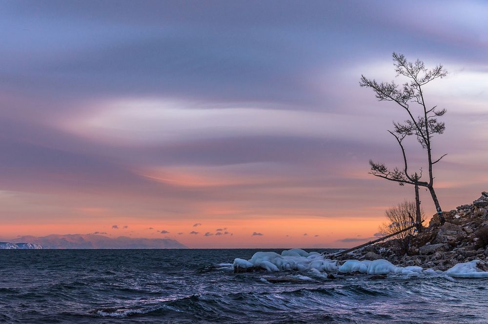 Декабрьский рассвет на Байкале.