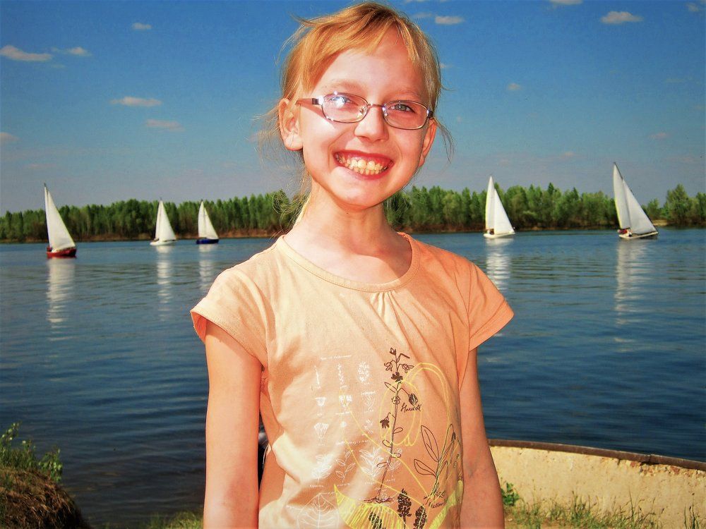 Девчушка - веселушка.