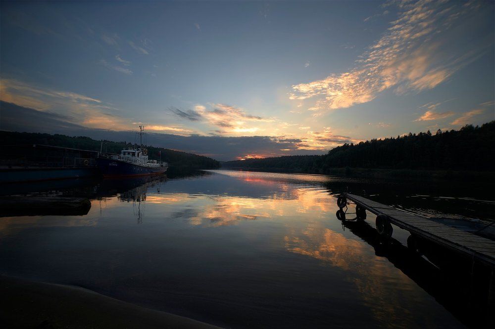 Закат над рекой.