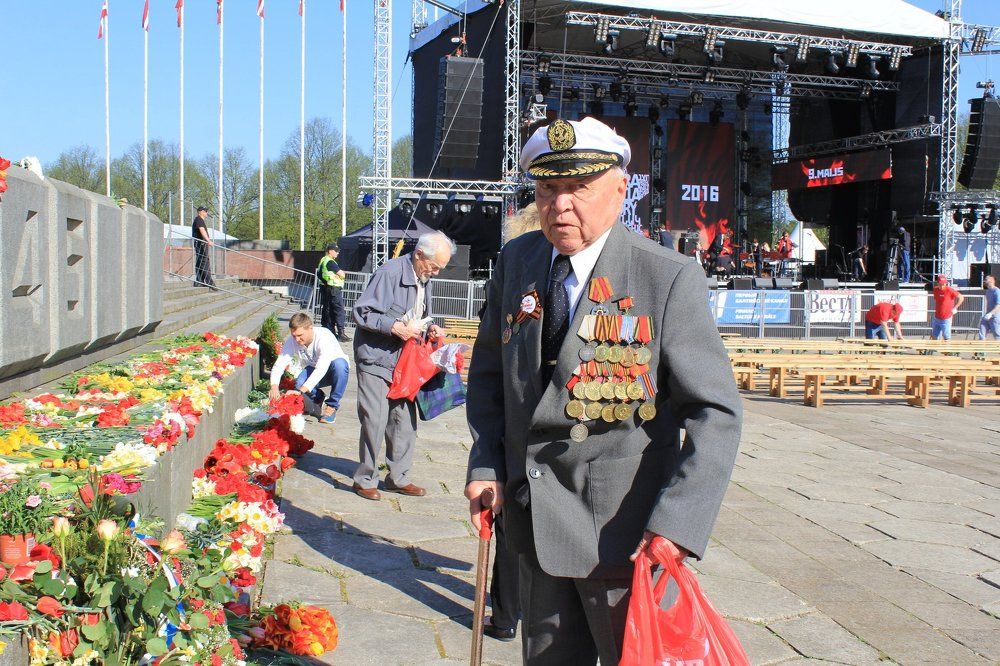 "И помнит мир спасенный..."