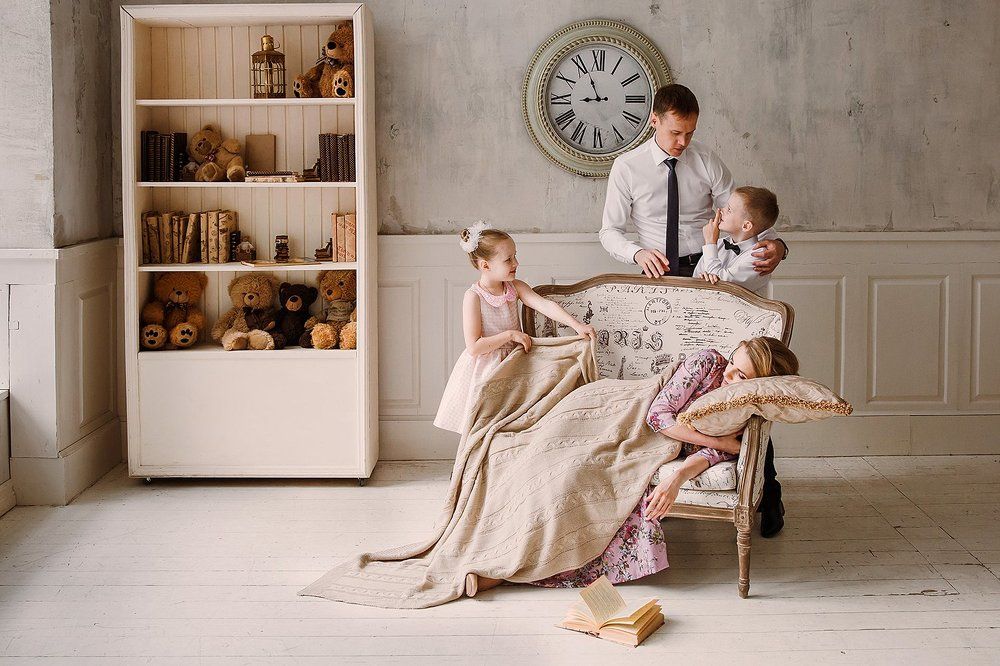 Мама спит, она устала