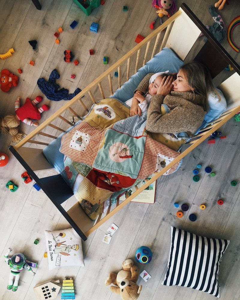 над суетой...