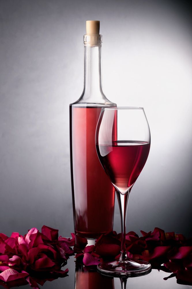 Розовое вино в лепестках