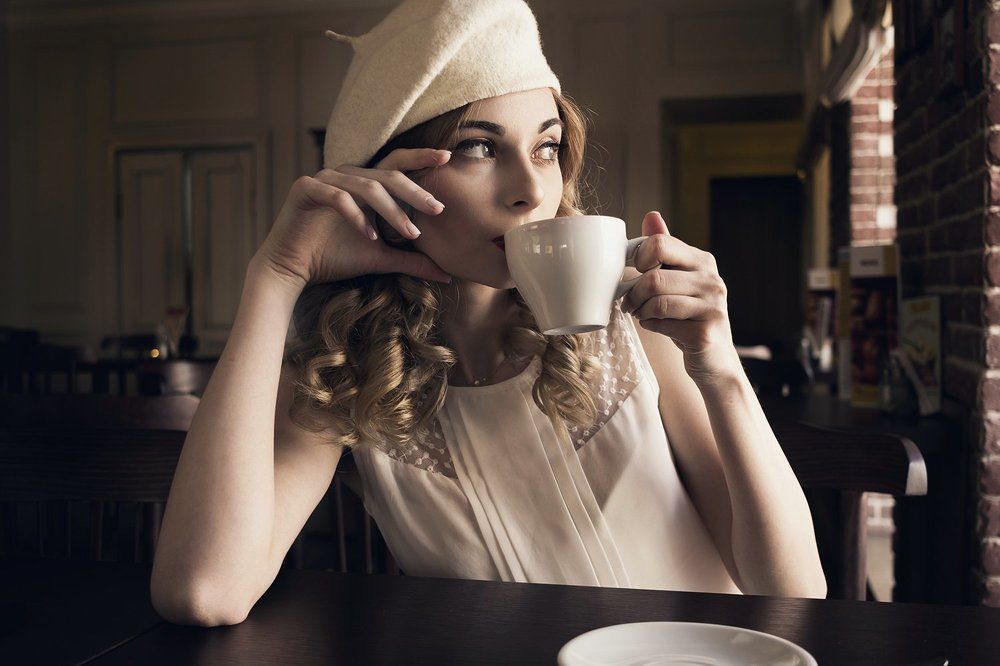 Девушка в кафе