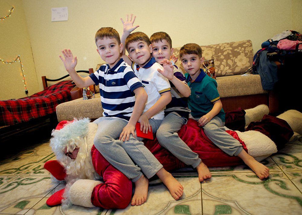 Верхом на дедушке.