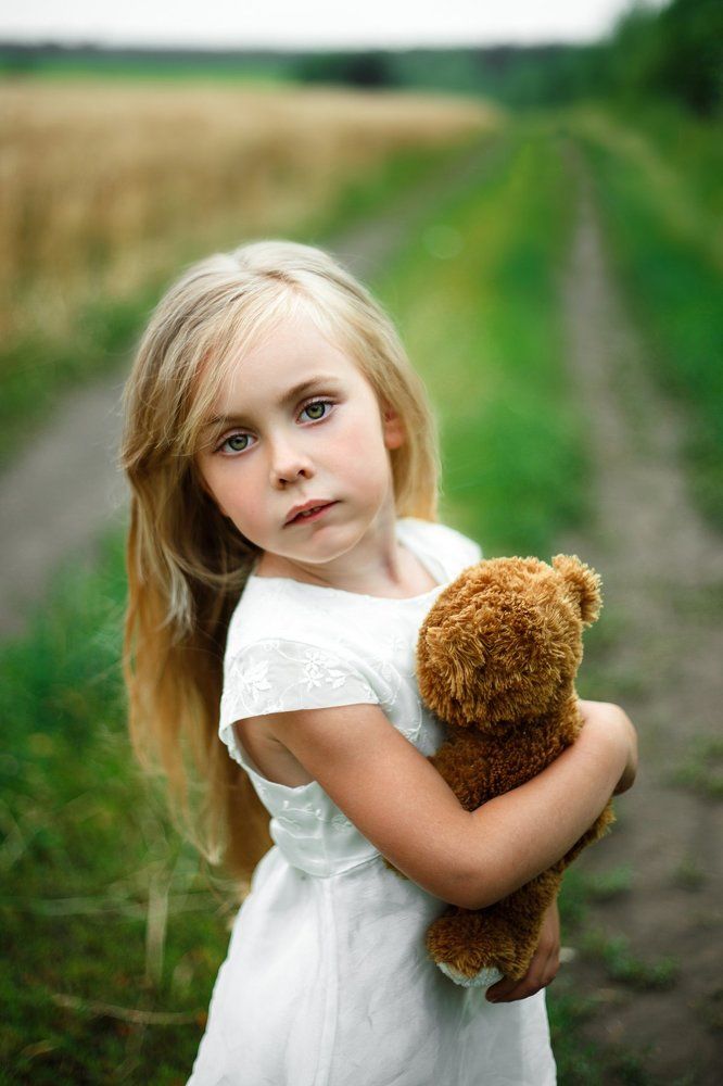 Девочка с плюшевым мишкой