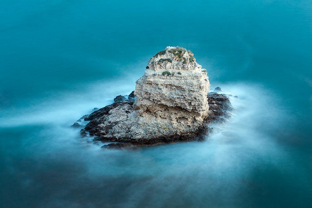 Скала в лунном свете