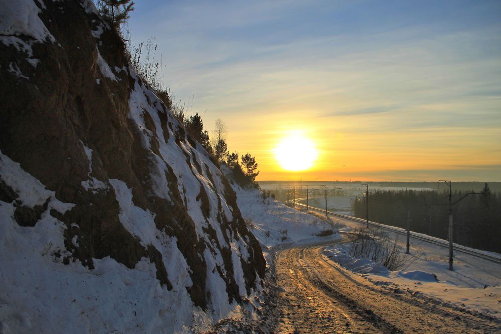 Солнце садилось.