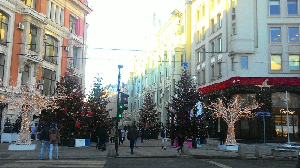 Москва наряжается к Новому году.