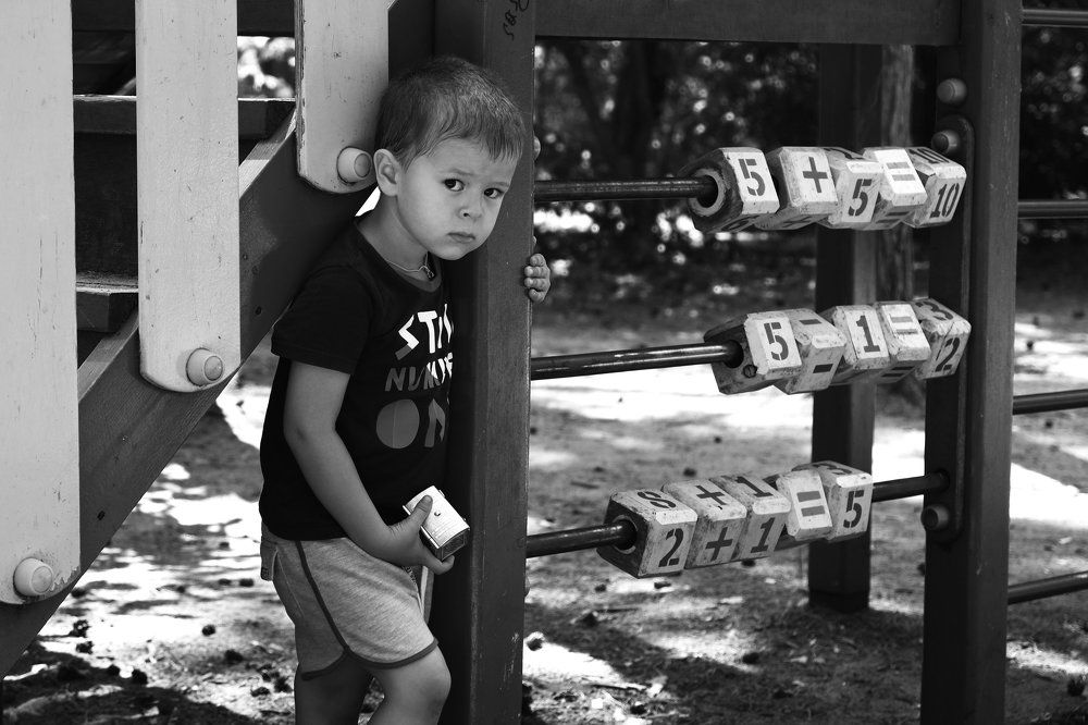 Мальчик с сундучком